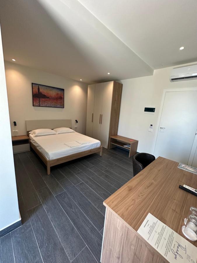 Split Rooftop Suites Дуррес Екстер'єр фото